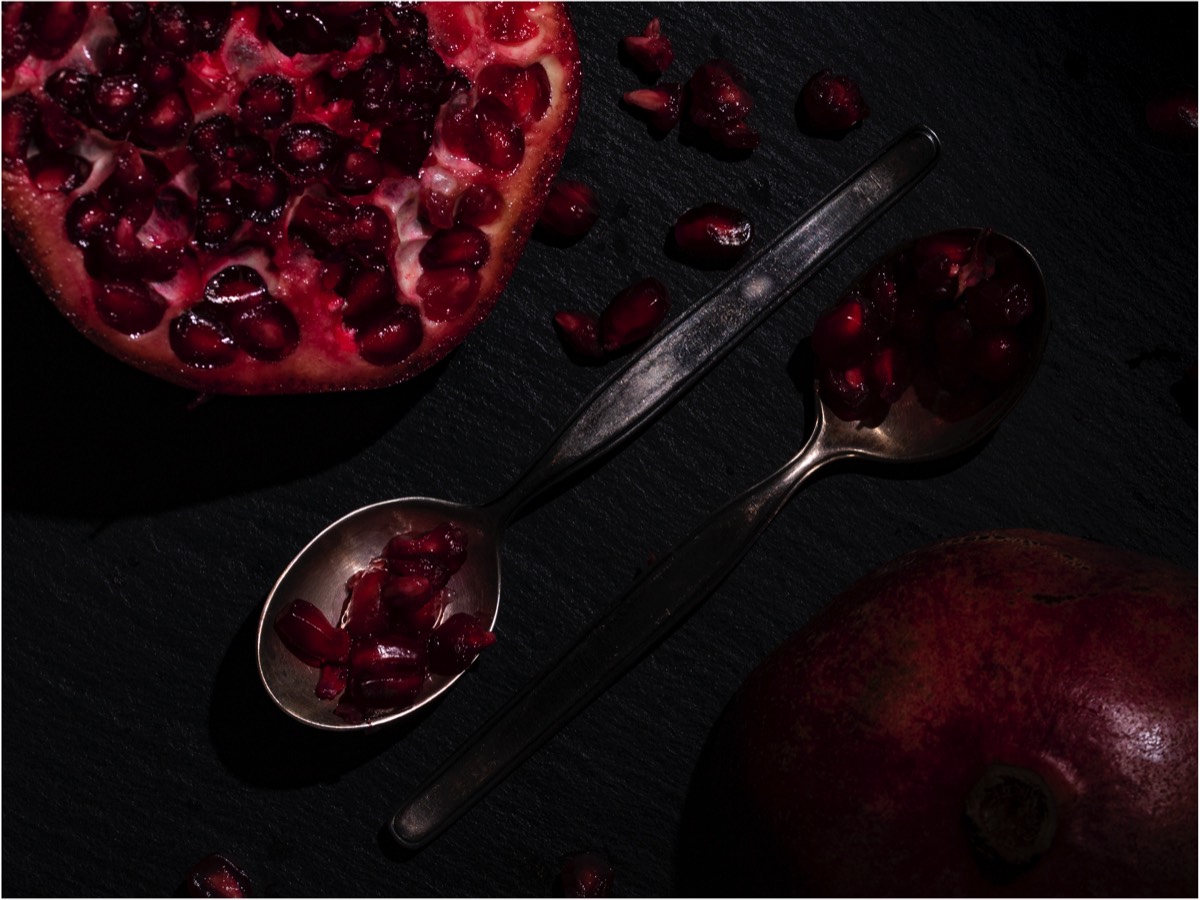 dark food photography, grantapfel, pomegranate, sdtil life, stil life photography, produktfotografie